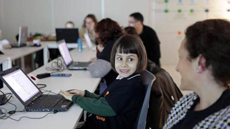 Niños y mayores asistentes al taller sobre internet segura.