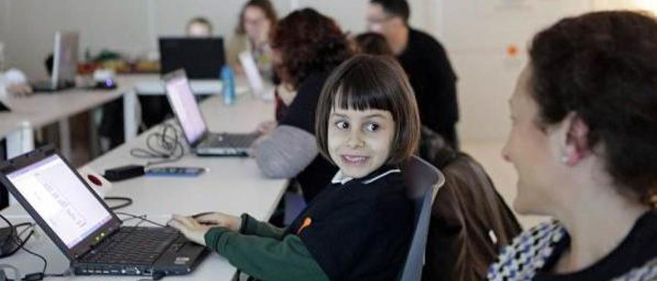 Niños y mayores asistentes al taller sobre internet segura.