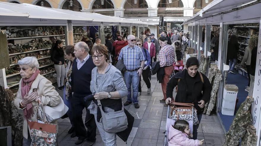 El mercadillo navideño en la plaza Major de Palma.