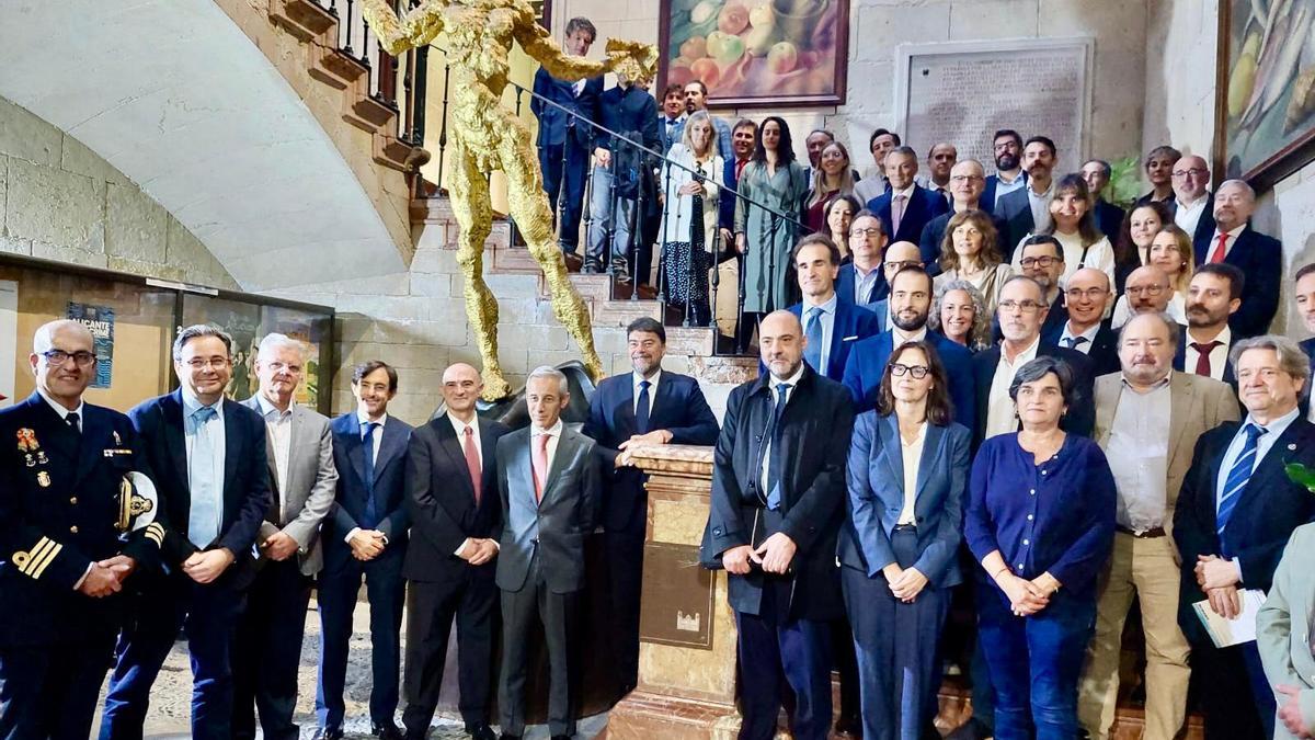 Visita a al primer peldaño de la escalera del Ayuntamiento en el que se encuentra la placa relativa a la Cota 0