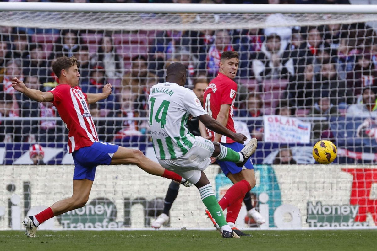William Carvalho dispara a puerta para conseguir gol ante el Atlético durante el partido entre el Atlético de Madrid y el Betis en el Metropolitano.