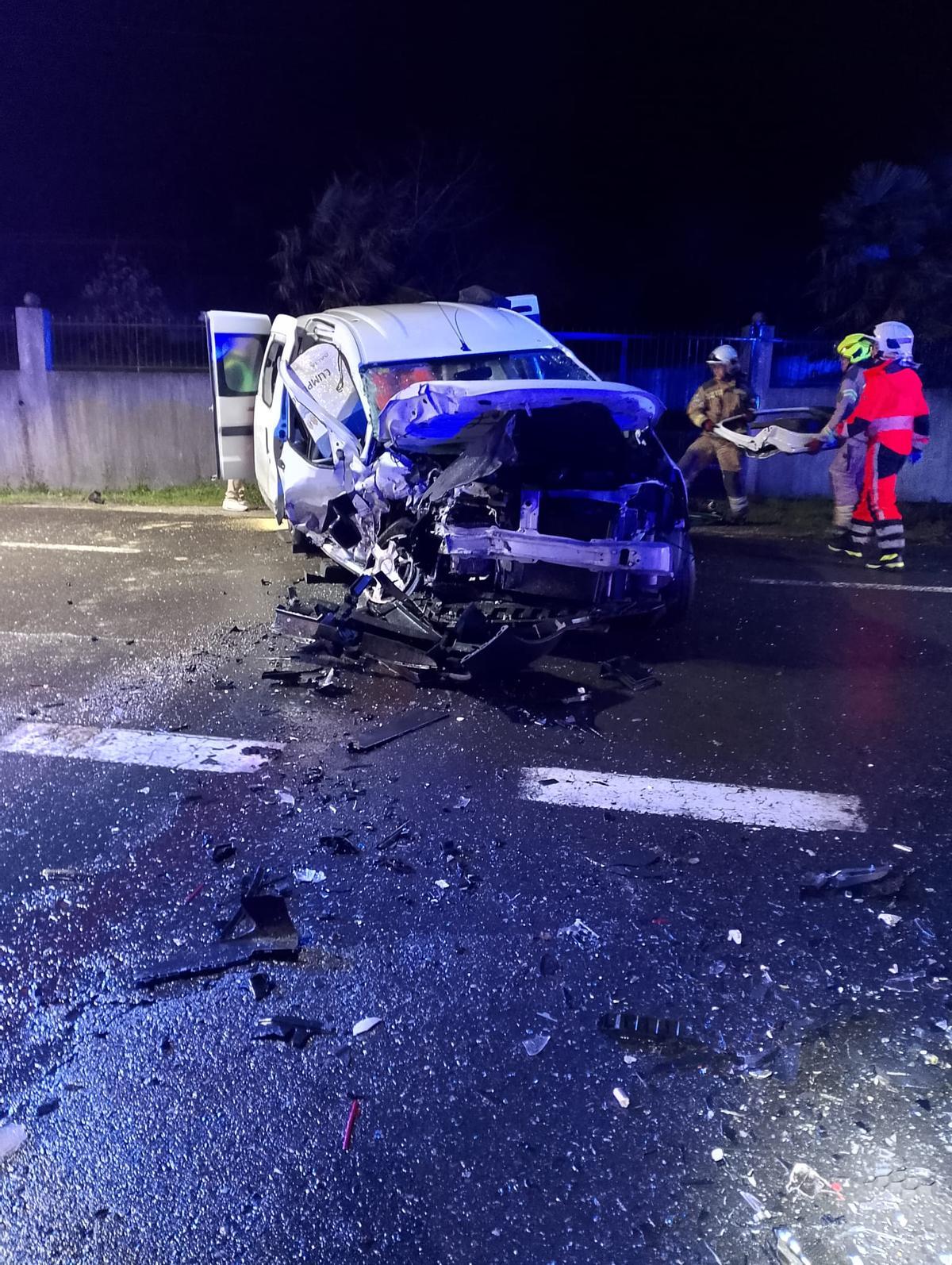 Imaxe dun dos vehículos trala colisión.