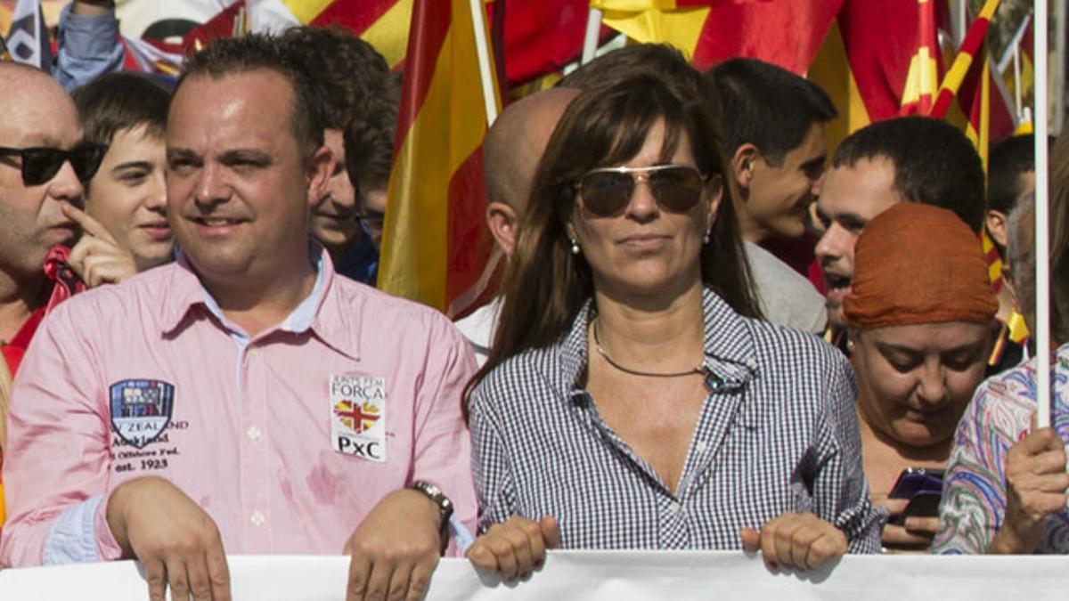 Victoria Álvarez en la cabeza de la manifestación en el día de la Hispanidad.