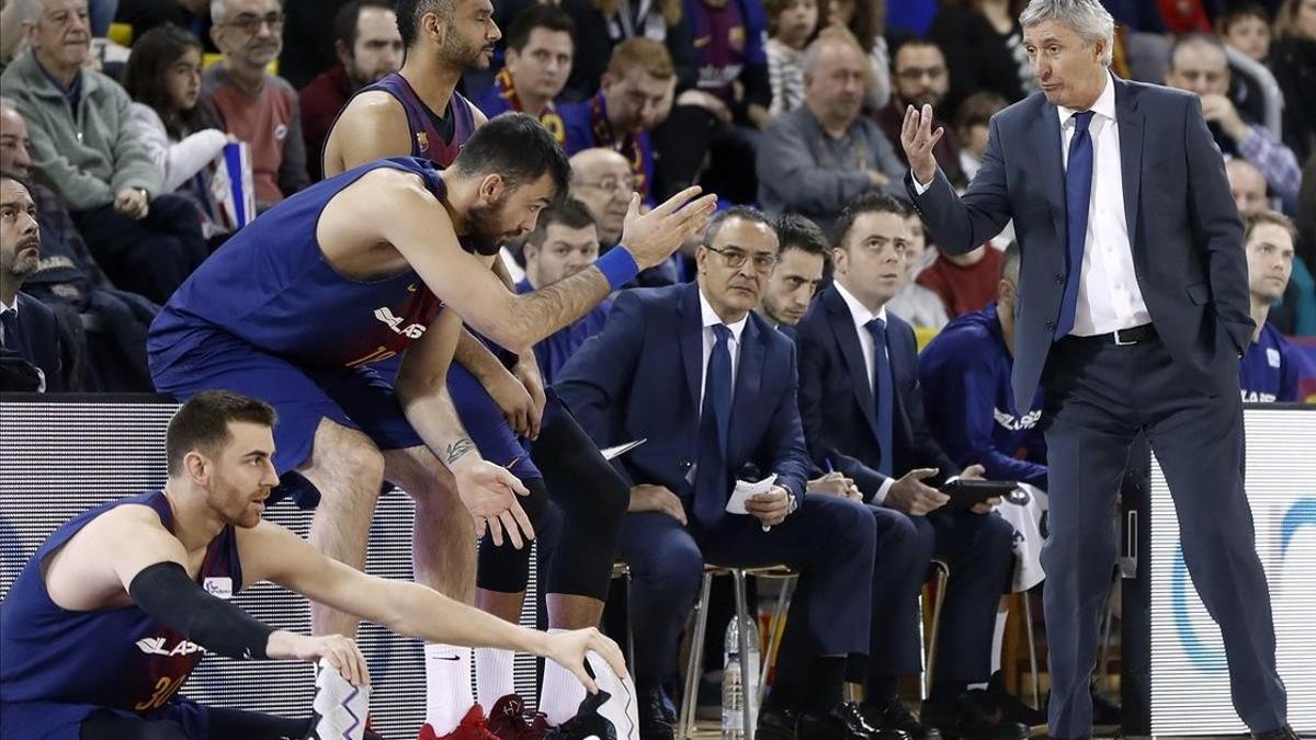 Pesic da órdenes a Oriola y Claver, en un partido de Liga