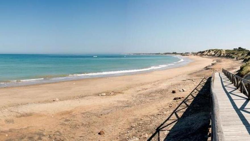 VÍDEO | Sanidad reabre Punta Candor en Rota y mantiene la prohibición al baño en una playa de Chipiona