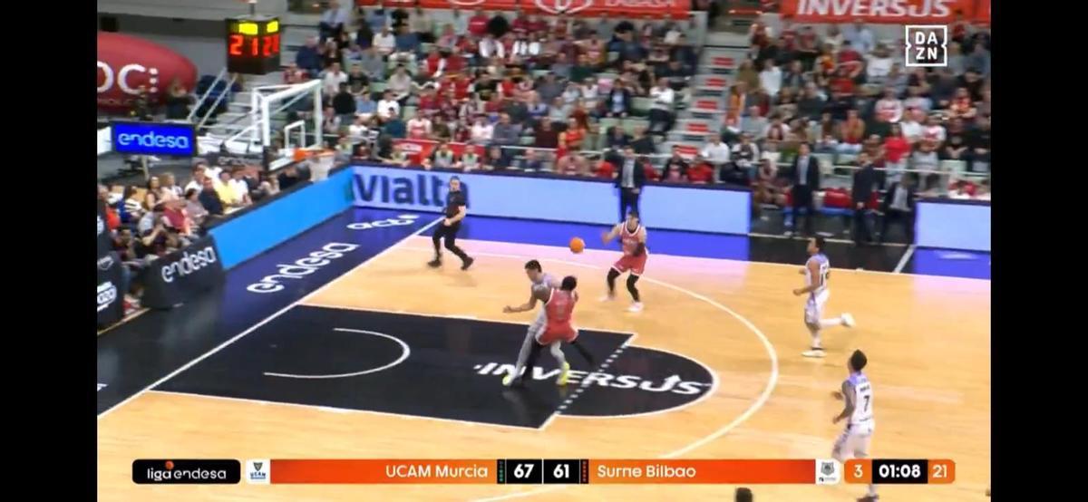 Captura de pantalla de la polémica acción en el partido UCAM Murcia-Surne Bilbao