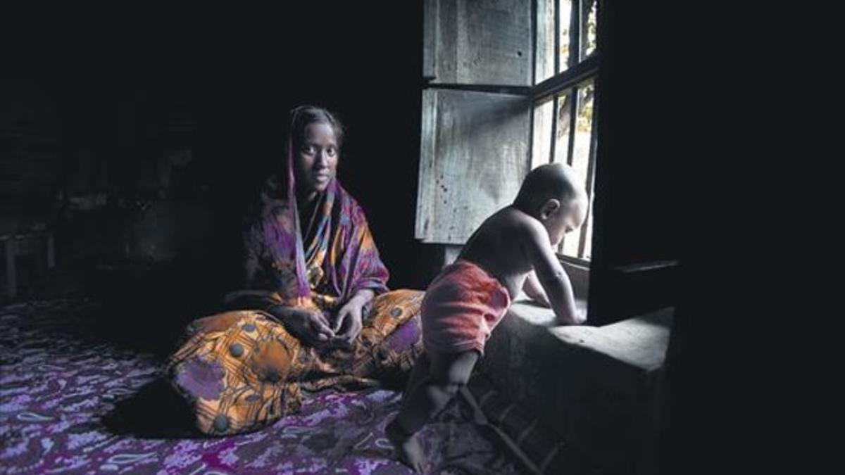 Sadia, una joven de 16 años de Bangladés que relató su matrimonio forzado, junto a su bebé.