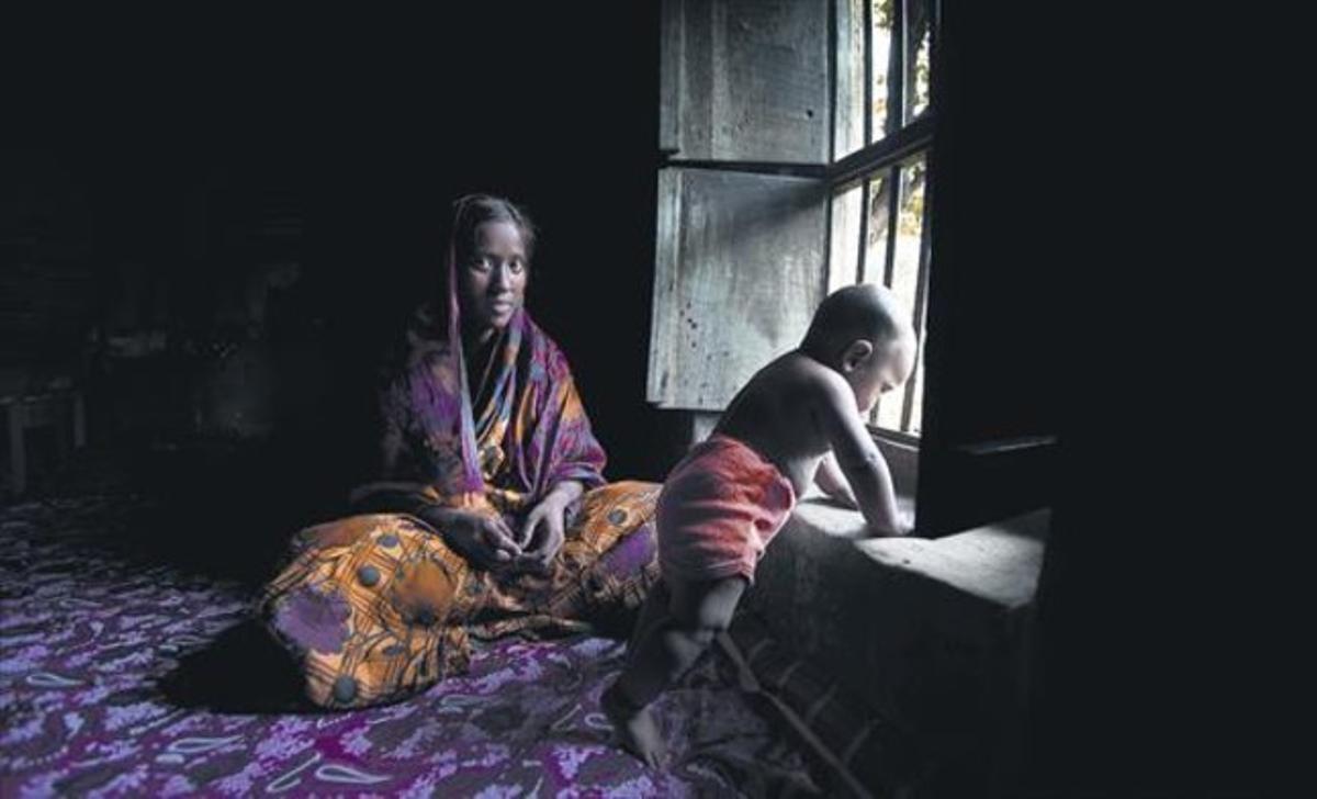Sadia, una noia de 16 anys de Bangla Desh que va relatar el seu matrimoni forçat, amb el seu fill.