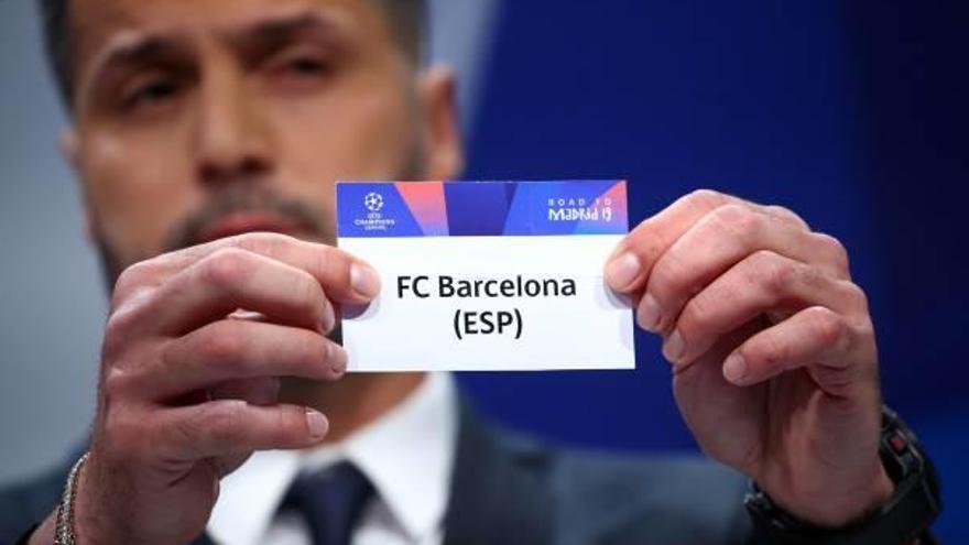 Julio César muestra el nombre del FC Barcelona en el sorteo de ayer.