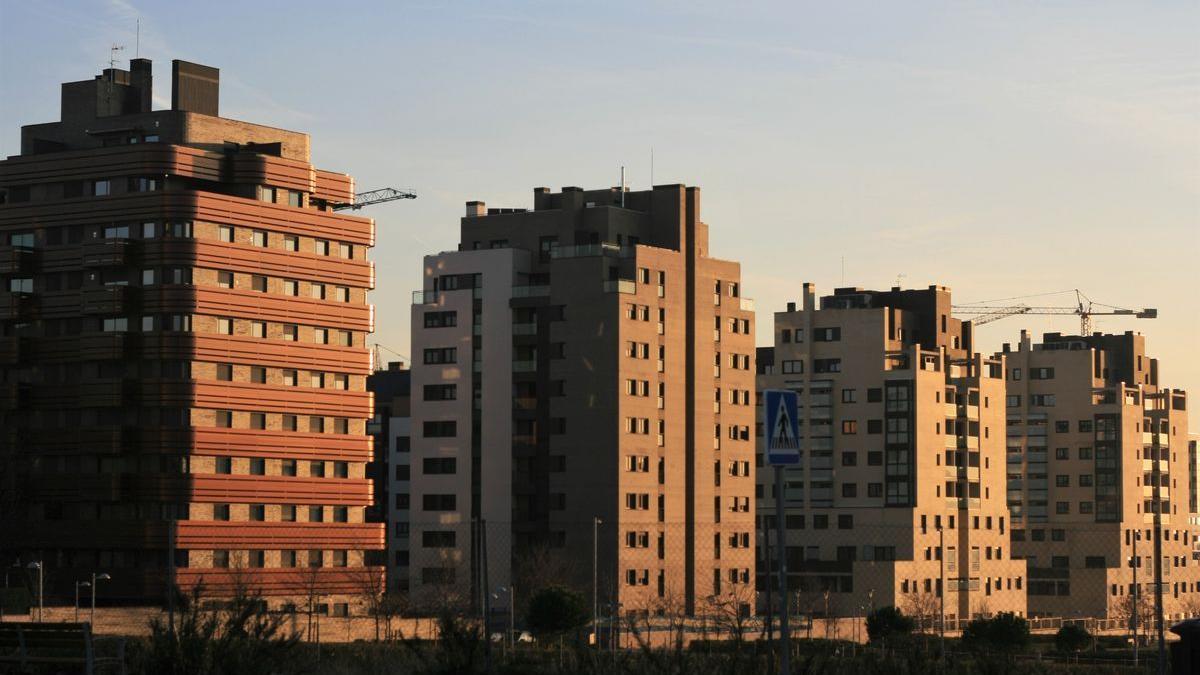 La luz sobre varios edificios de El Cañaveral.