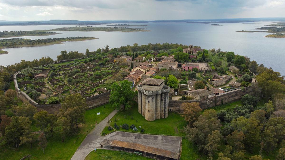 Vista de la muralla y el castillo de Granadilla