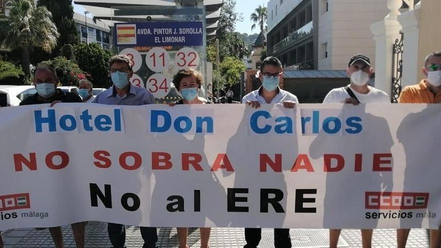 Trabajadores y sindicatos protestan contra el ERE del hotel Don Carlos, en una foto de archivo.