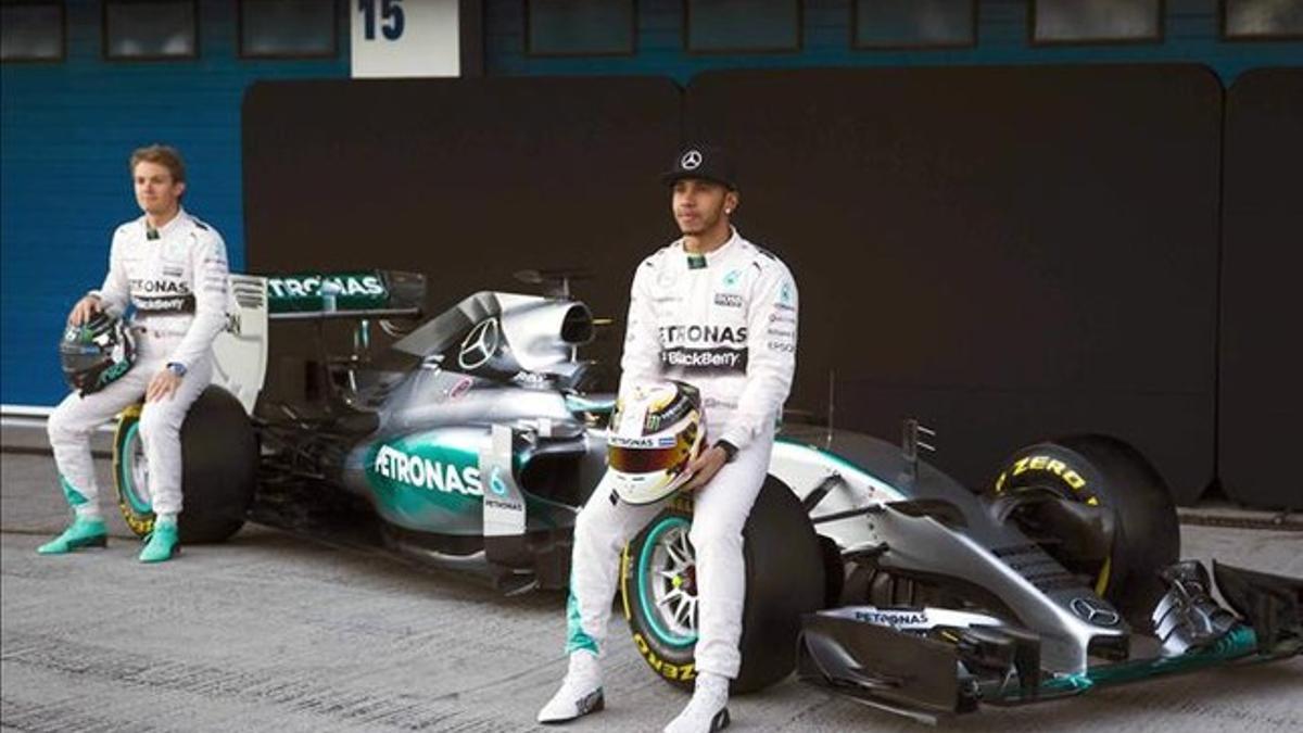 Rosberg y Hamilton presentaron el Mercedes W06