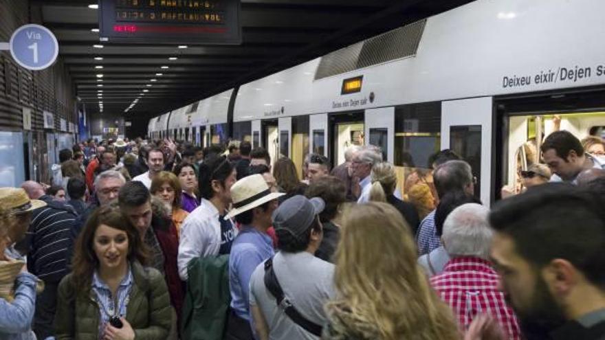 Usuarios del metro se apiñan en una de las paradas para poder usar el transporte.