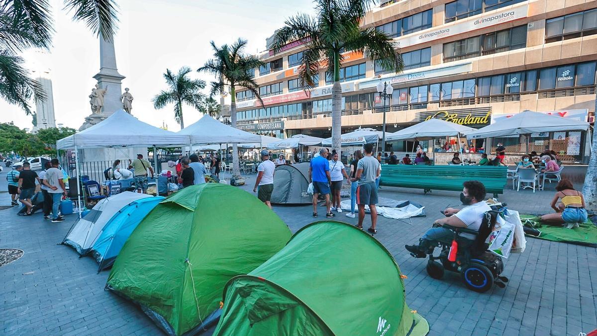 Traslado de la acampada de la plataforma antidesahucios en Santa Cruz