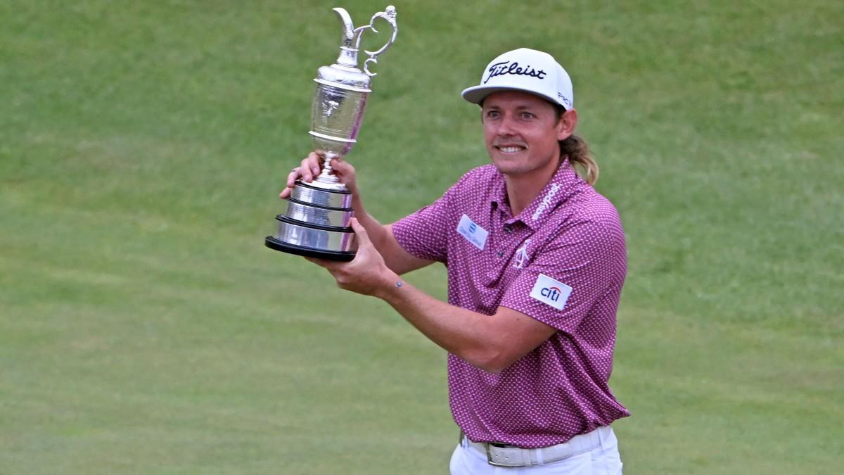 Cameron Smith posa con el trofeo de campeón