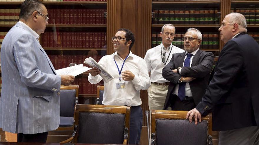 El presidente de la CEOE, José Carlos Francisco; el secretario general de la UGT, Gustavo Santana; el secretario de Política Institucional de CCOO, Pedro Martínez; el secretario general de la CCE, José Cristóbal García y el de la CEOE, Pedro Afonso.