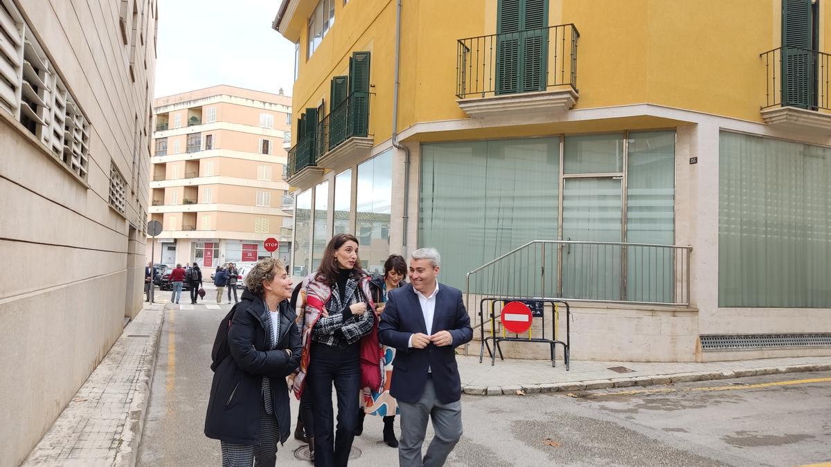 La ministra Pilar Llop, entre Aina Calvo y Virgilio Moreno, este jueves en Inca. Detrás, el edificio adquirido por el Ministerio.