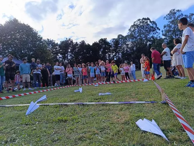 Campeonato de aviones de papel en Soto de Llanera: así fue la cita de las fiestas locales