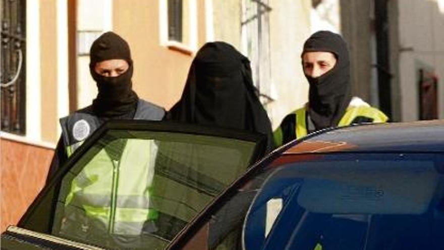 A Melilla van ser detingudes dues dones, una de les quals vestia el &quot;niqab&quot;, i un home.