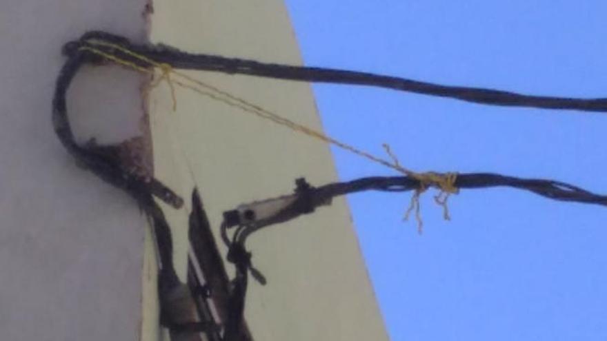 Sujeción del cable a la vivienda de Las Arenas.