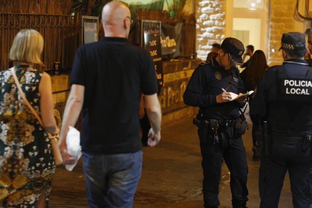 La Policía levanta 90 actas por consumir alcohol durante la primera noche antibotellón en el barrio de Alicante.