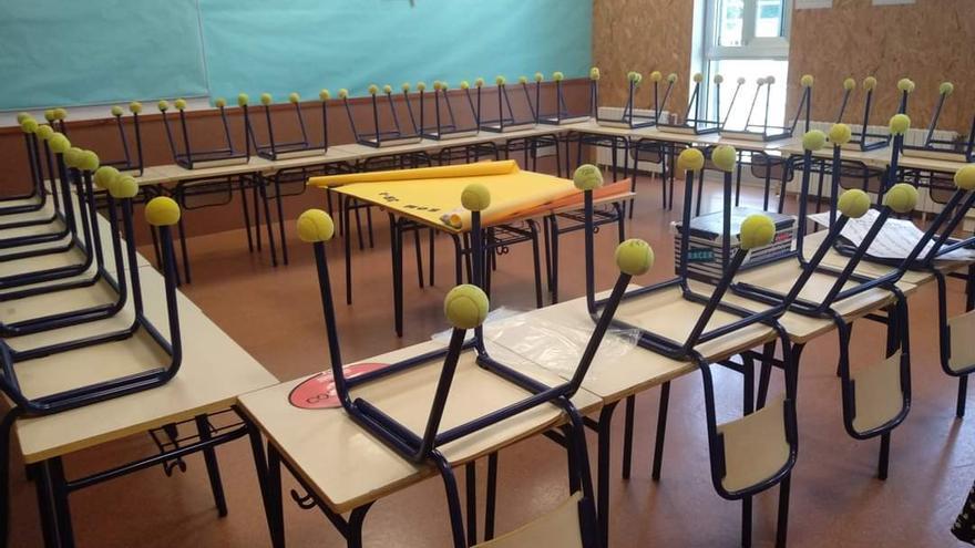 Aula del colegio La Balaguera con las pelotas en las sillas.