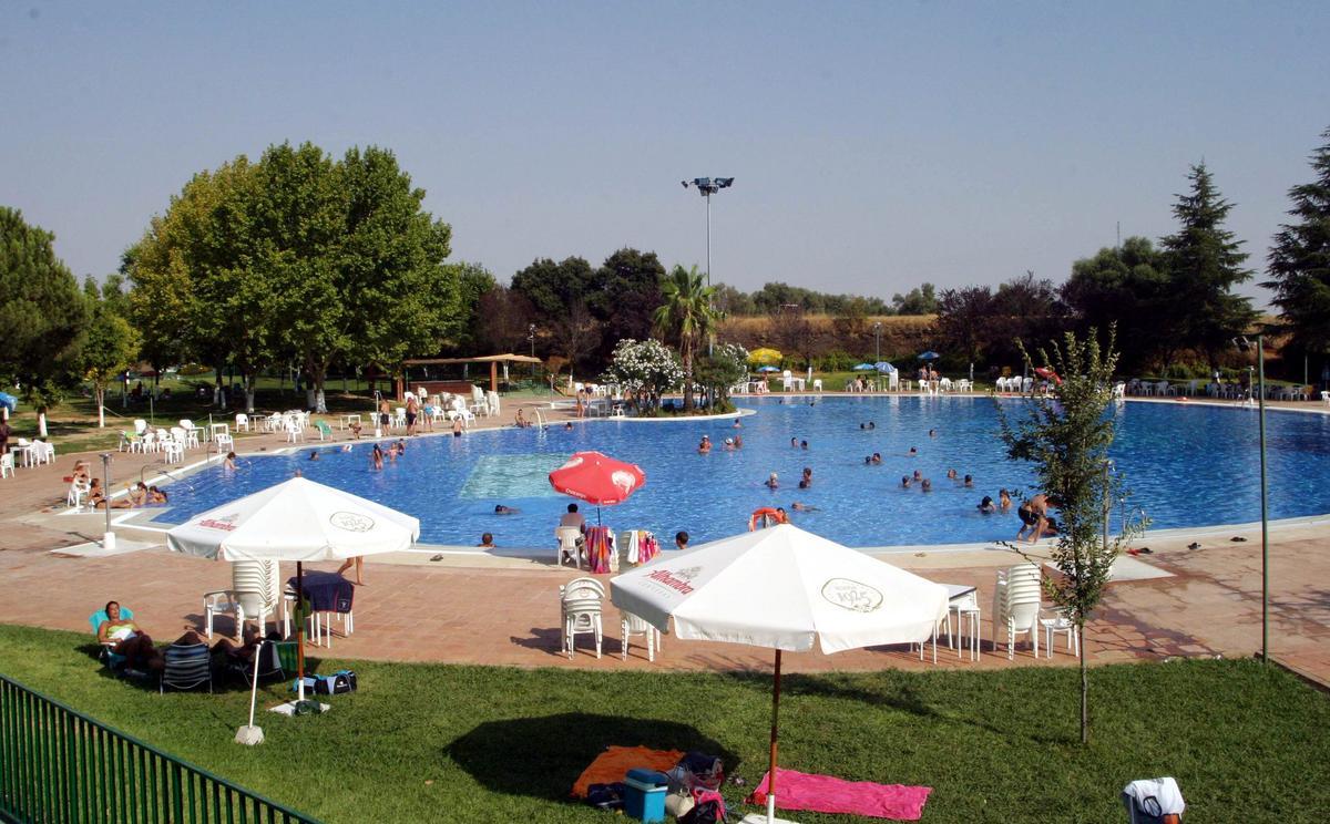 Córdoba avala el toples en las piscinas públicas y deja en el aire el nudismo