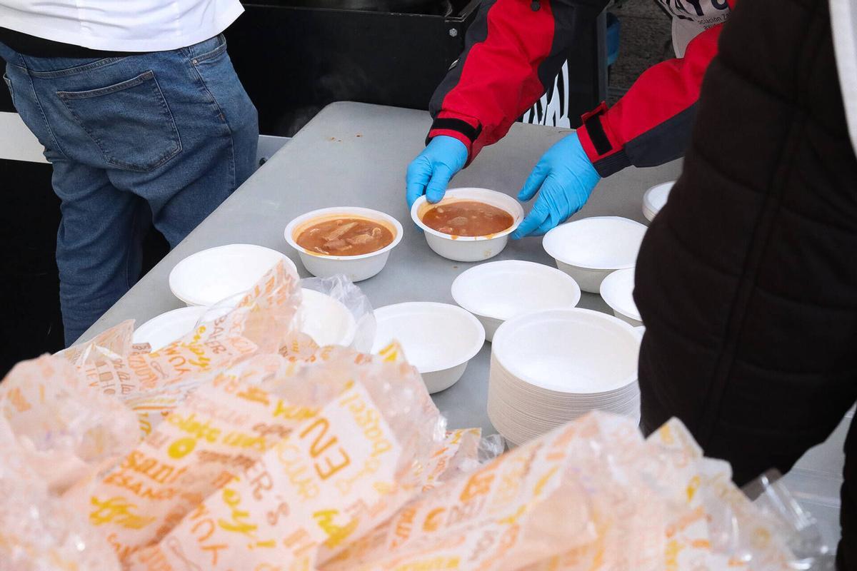 GALERÍA | Sanantonada de Azayca en la Plaza Mayor: agotados todos los platos