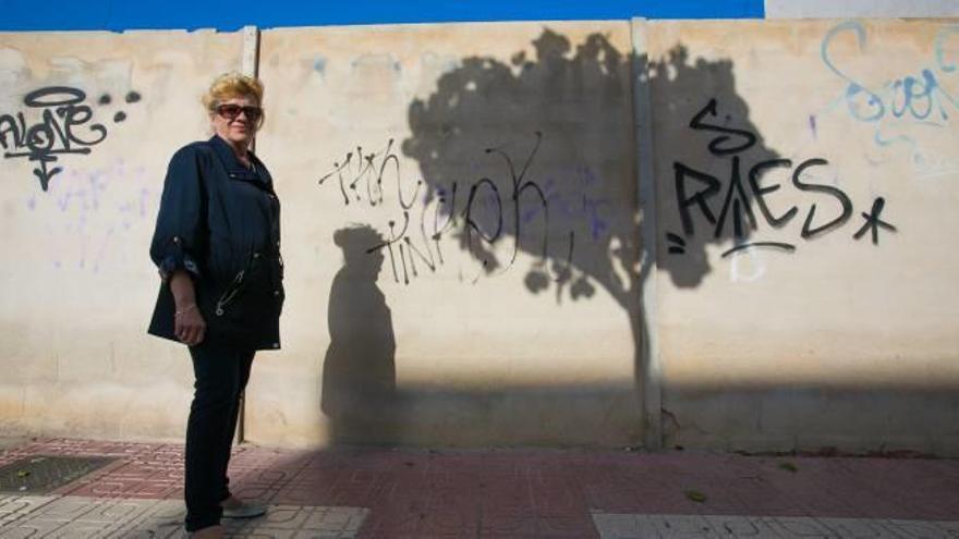 Emilia Egea, junto a la pared del antiguo depósito de vehículos de Mutxamel, donde su marido murió al remolcar un coche bomba desde la calle.