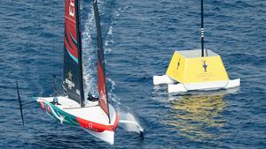 El AC40 de Emirates Team New Zealand en el primer día de competición de la regata preliminar de la Copa América de vela, en Jeddah.