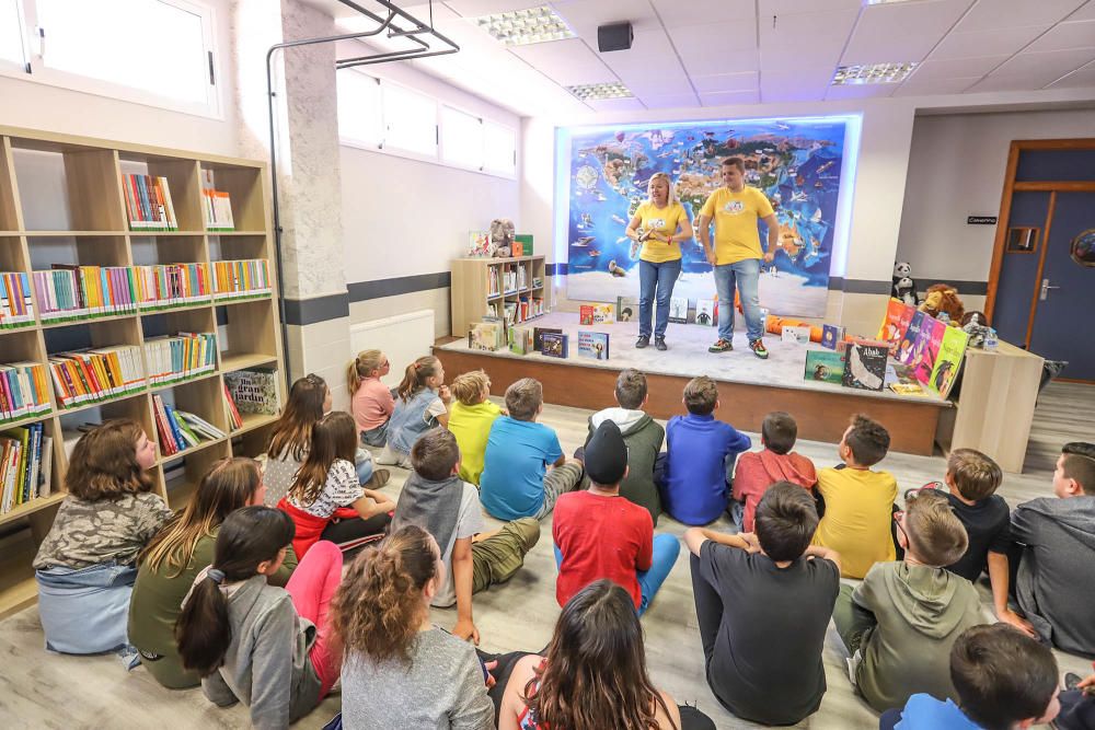 El centro pone en marcha un espacio multiusos para un alumnado diverso, con más de un 60% de extranjeros y muy bien acogido por la comunidad escolar de Orihuela Costa