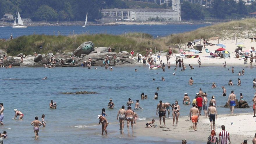 Bañistas en el arenal de
Samil, este verano. | // R. G.