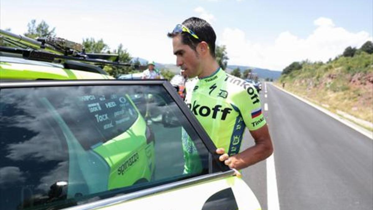 Abandono 8 Contador sube al coche y muestra su decepción.