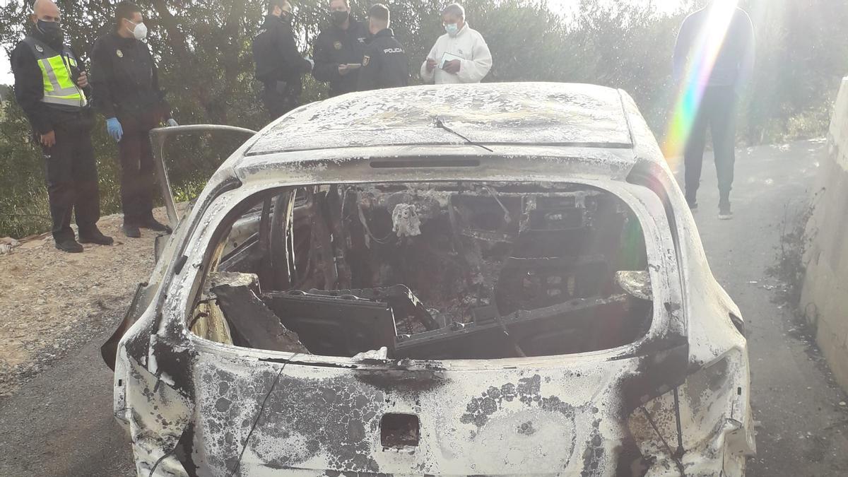 El coche del atraco de Santomera fue hallado en Orihuela, destrozado.