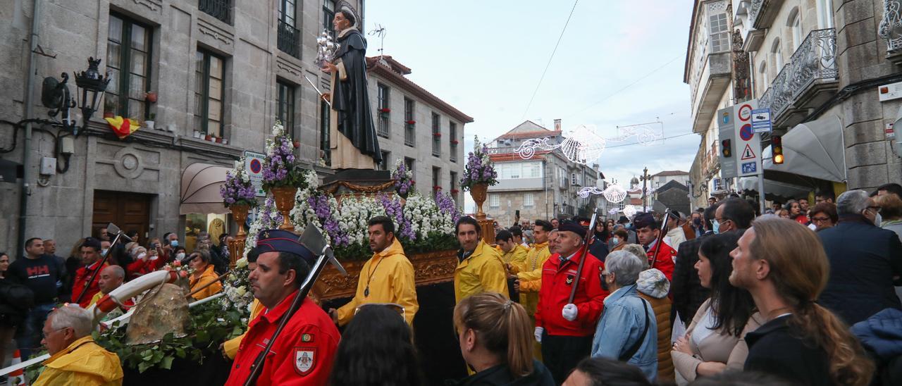 San Telmo en procesión ayer, portado por los costaleros y escoltado por los bombeiros voluntarios de Valença.