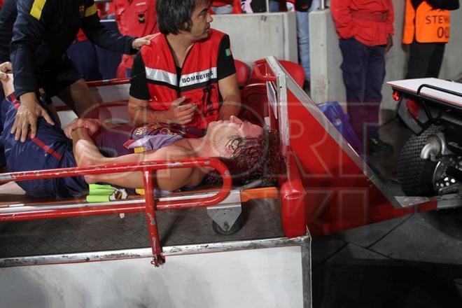 Puyol abandonó el estadio Da Luz rápidamente