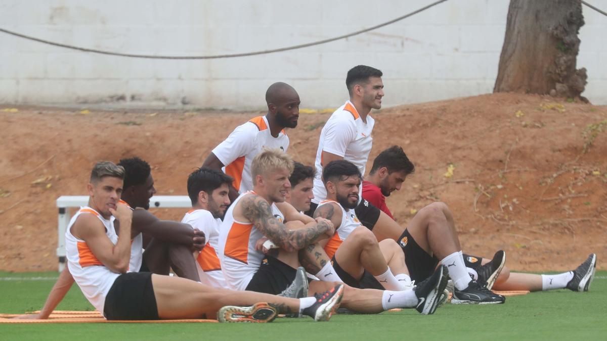 Una imagen del entrenamiento del Valencia tras golear en El Sadar