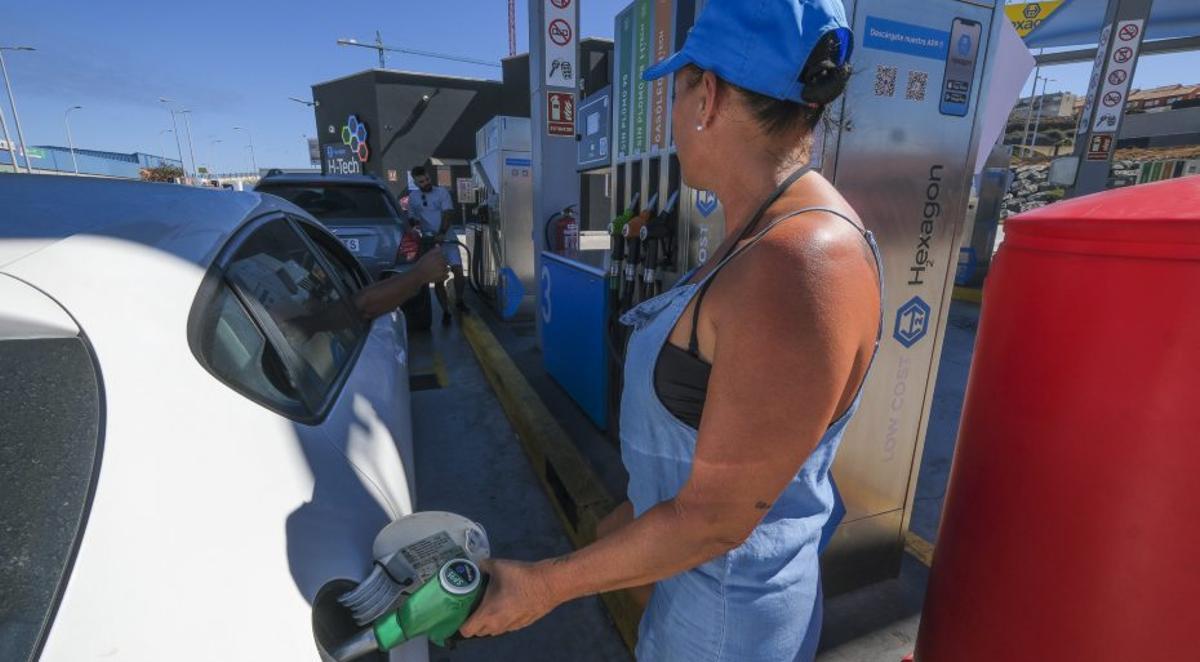Una conductora pone gasolina en su vehículo.
