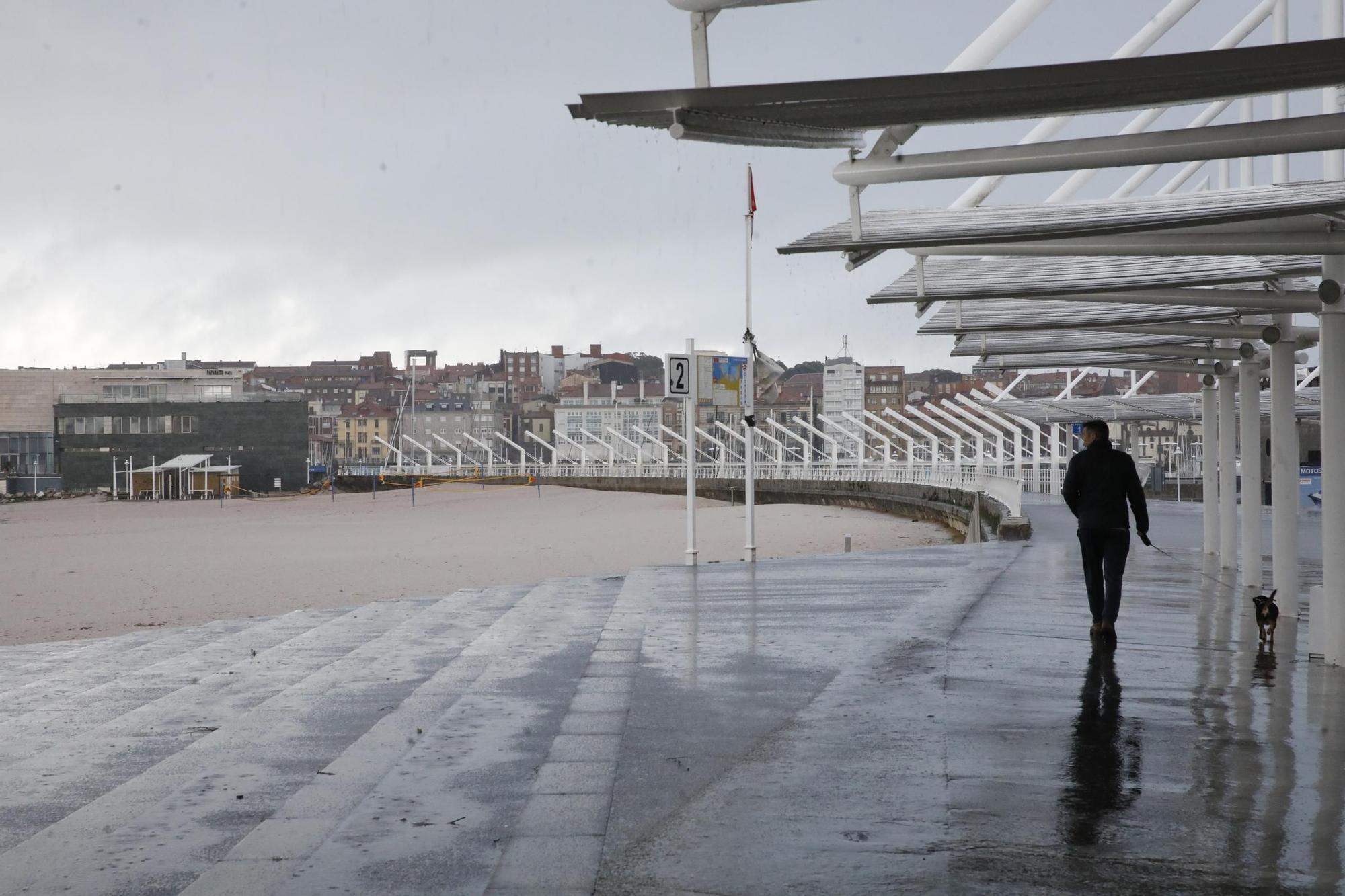 El granizo cubre la playa de Poniente