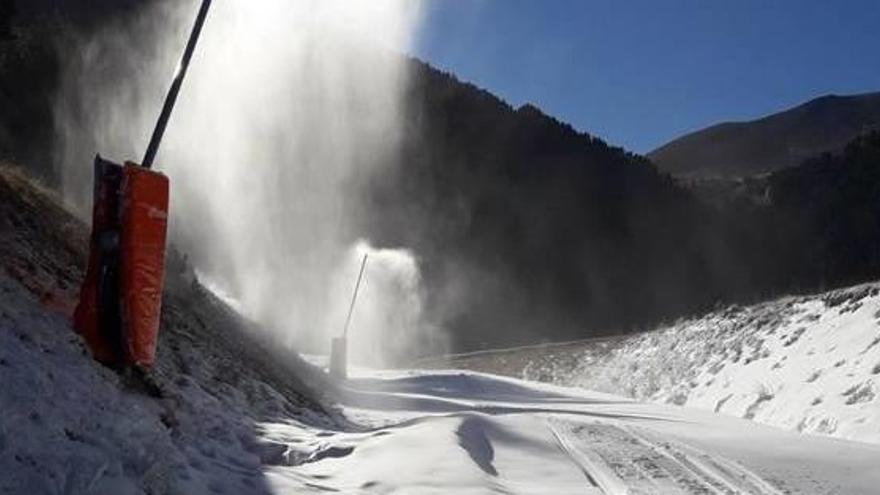 Un canó inniva una de les pistes de la Molina