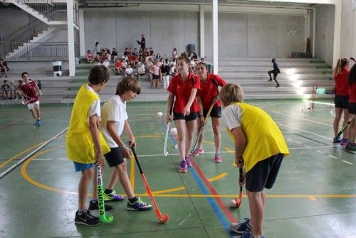 La selección española de hockey se entrena con alumnos del American School of Valencia de Puzol