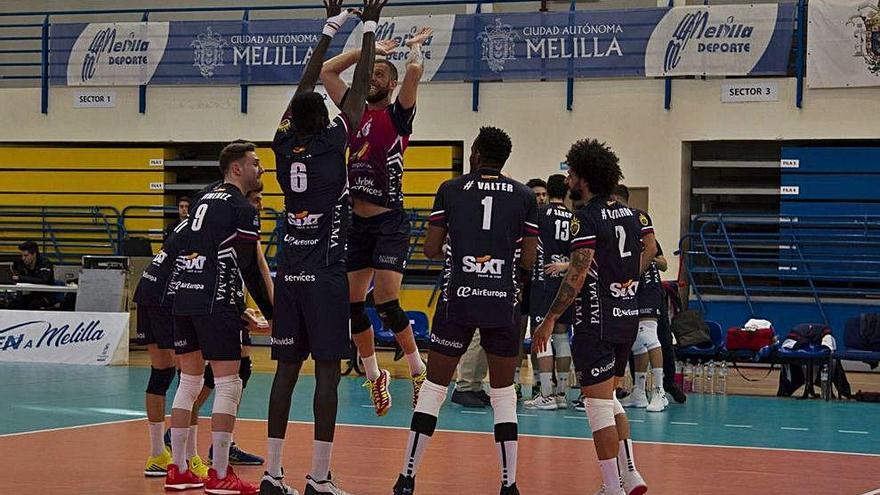 Los jugadores del Urbia Voley Palma en la celebración de su victoria ayer ante el Ushuaïa Eivissa.