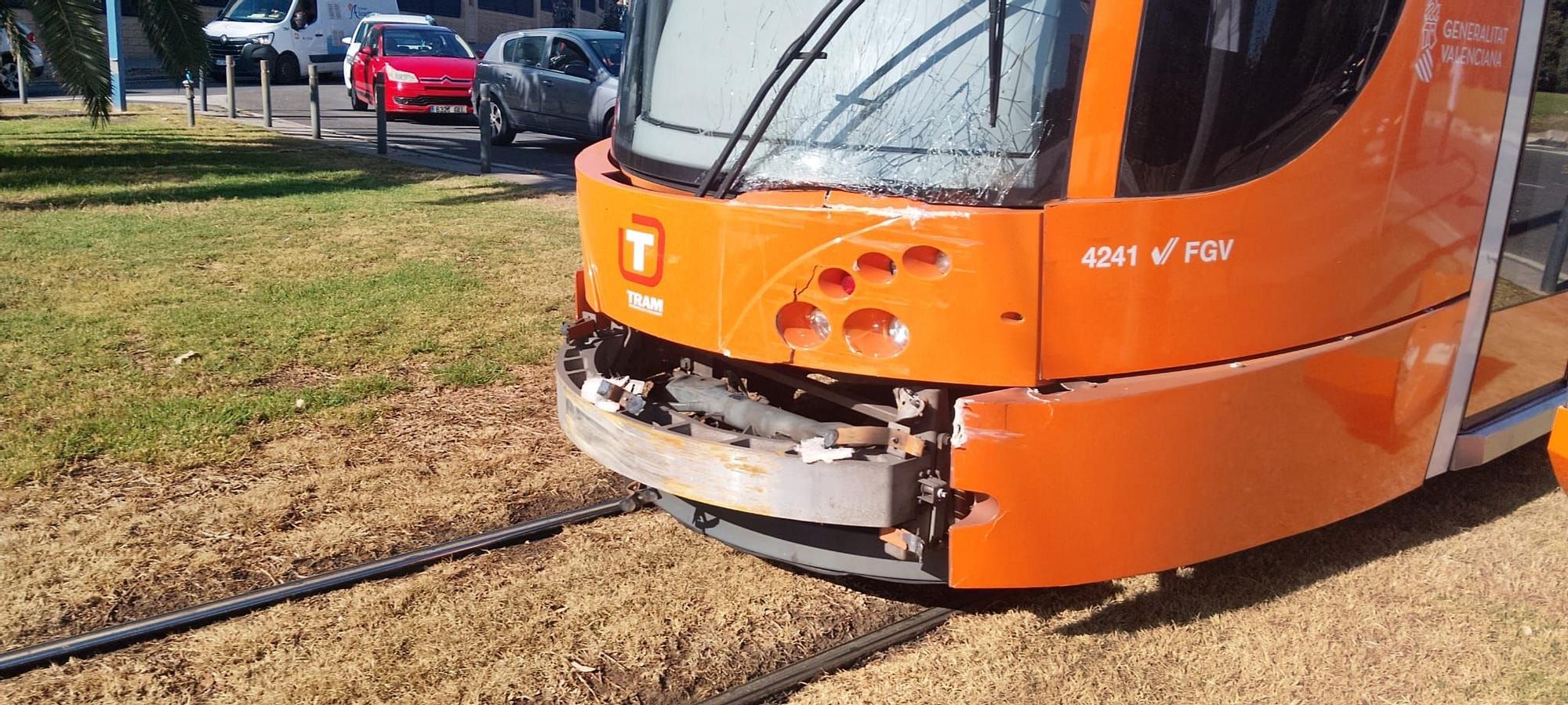 Colisión entre un vehículo y la Línea 4 del TRAM