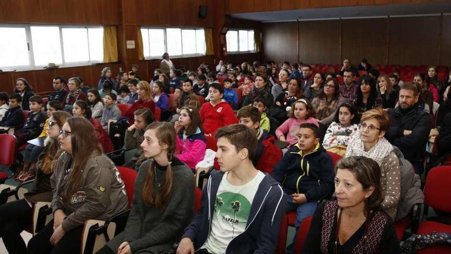 Participantes en el acto que celebró con alumnos, padres y profesores el programa &quot;nAmorAndo&quot;. // G. S.