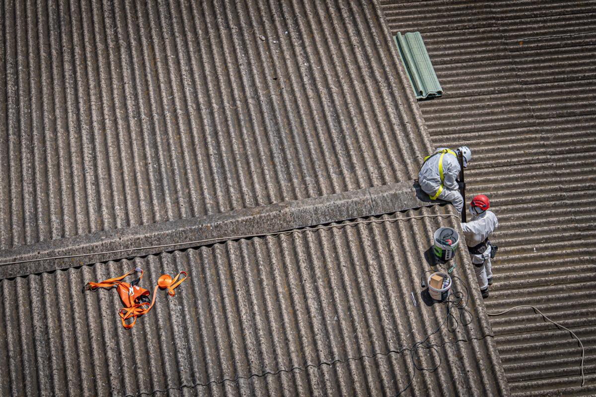 Cubierta con amianto en un edificio de Barcelona en una imagen de archivo
