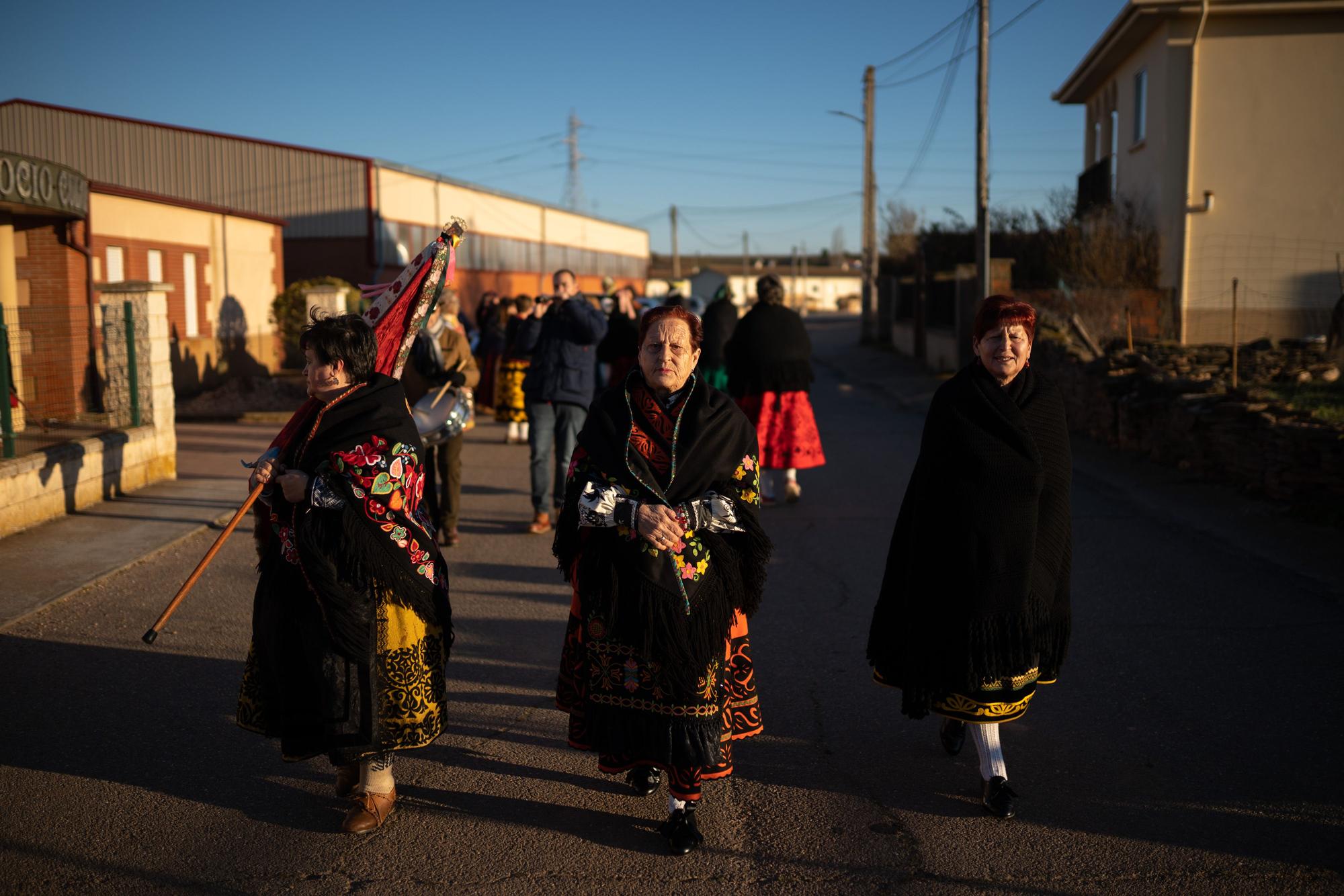 GALERÍA | El tradicional Salto del Piorno de las águedas de Andavías, en imágenes