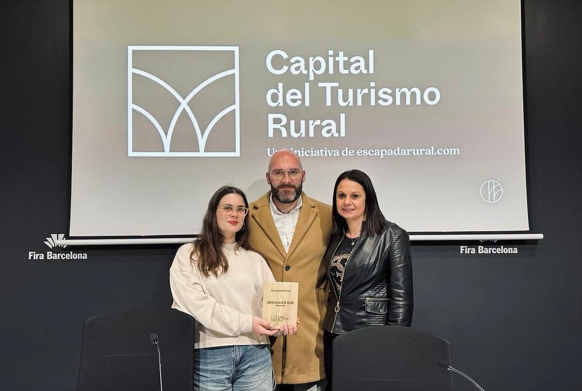 Sara Álvarez, agente de desarrollo local de Los Oscos; Fran López, alcalde y Marín Piedralba, de la asociación del Turismo Rural, en marzo, recogiendo en Barcelona un detalle coml finalistas.