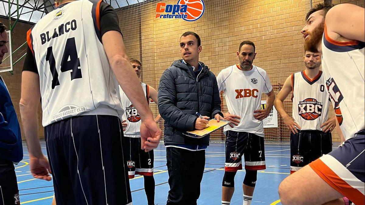 Pau Fuster da instrucciones a los jugadores del Bàsquet Xeraco durante un partido