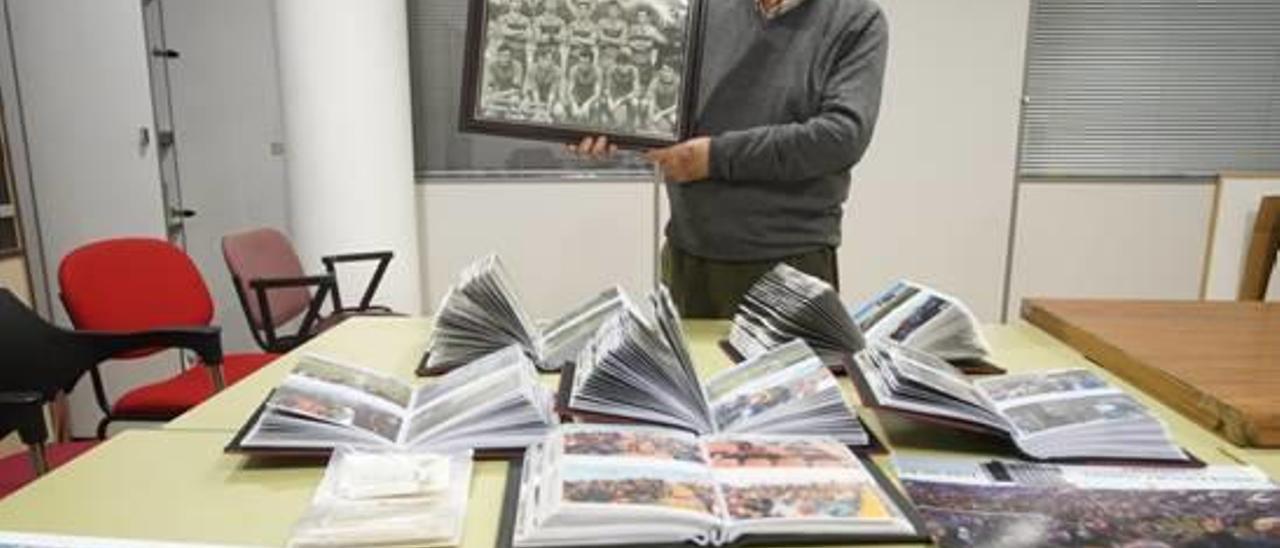 Juan Medina junto a su colección de fotografía del Levante UD.